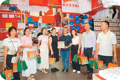 海外侨胞欢庆中秋国庆“双节”—— 凝聚起亲情友情家国情（侨界关注）