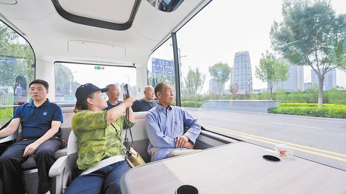 坐自动驾驶巴士，开启雄安观光之旅