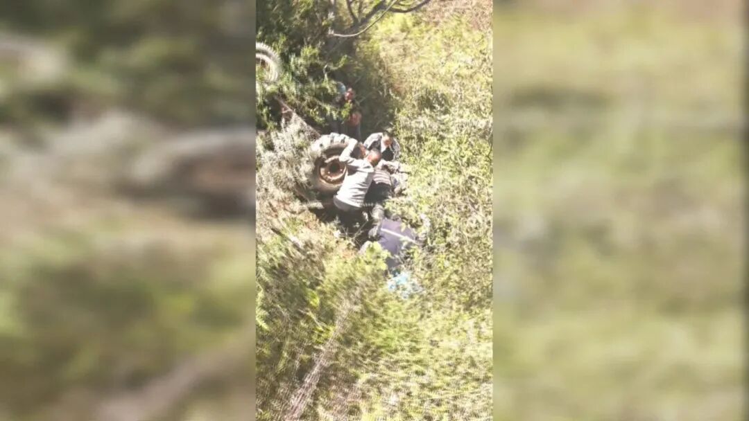 拖拉机山沟侧翻人员被困 警民合力紧急施救