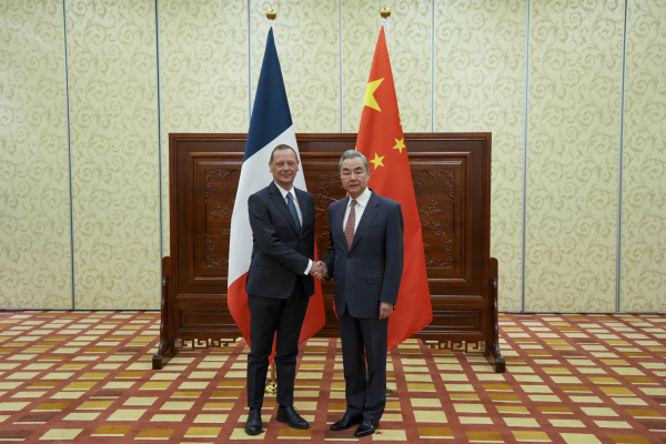 中共中央政治局委员、中央外办主任王毅与法国总统外事顾问博纳举行第二十八次中法战略对话，王毅：希望法方恪守一个中国政策承诺
