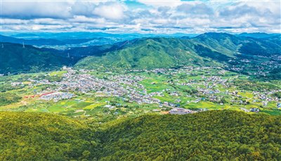 “红旗跃过汀江”处 绿水青山入画来（红绿交响）  ——福建长汀推动红色文化和生态保护协同共进