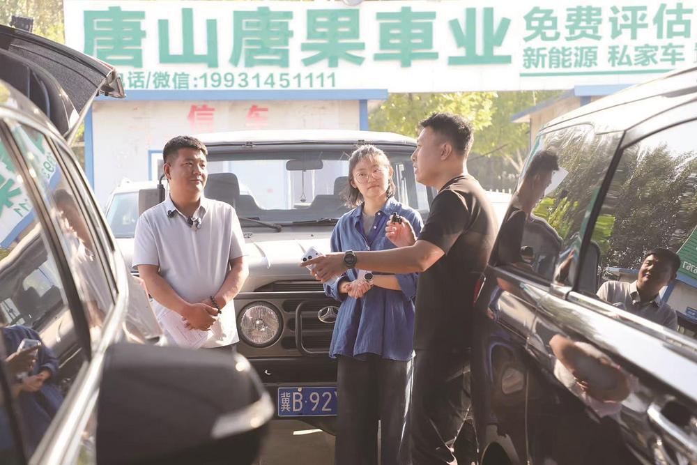 记者走进兴瑭二手车市场直播商户验车