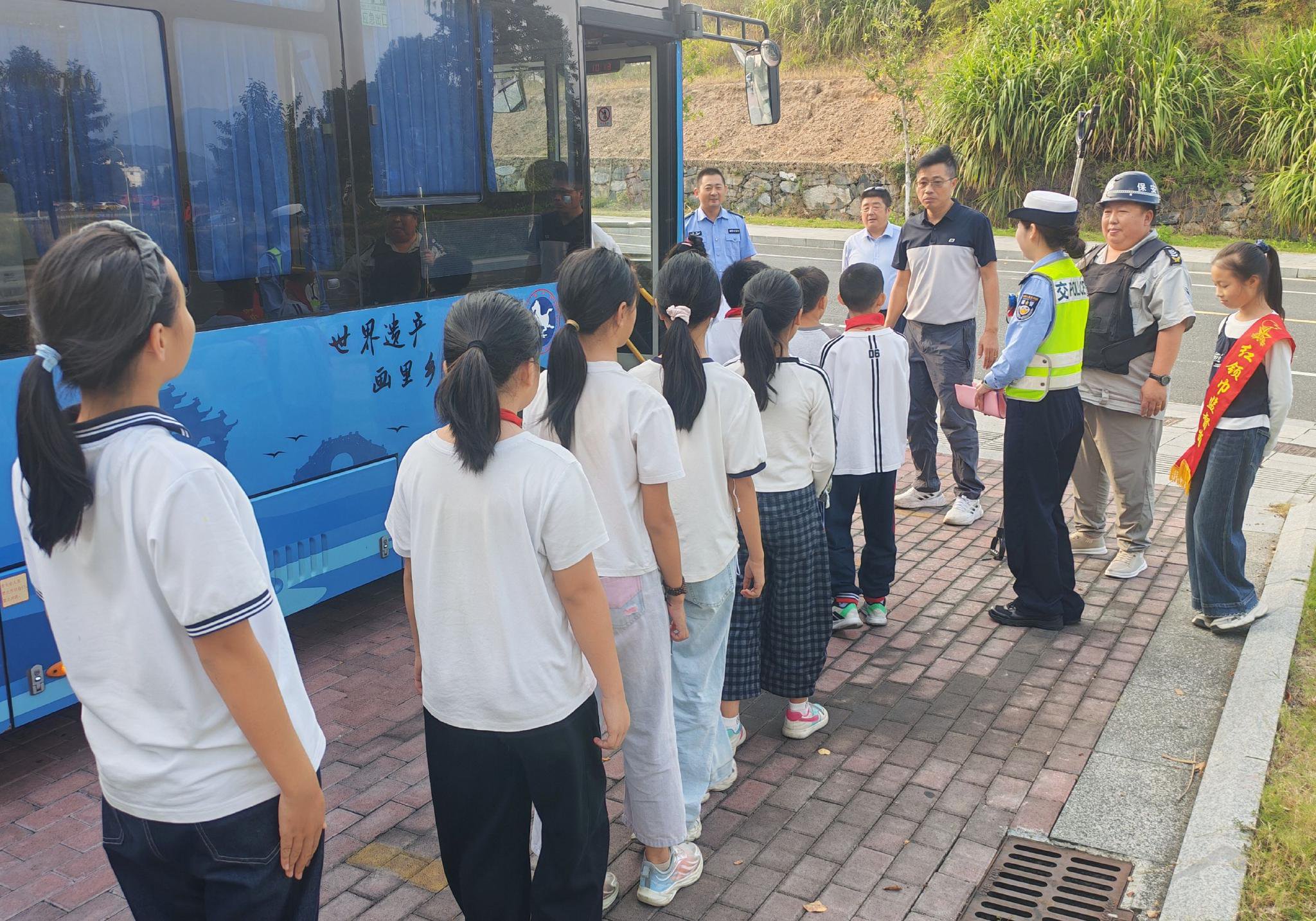黟县：公交车厢变课堂 交通安全记心间