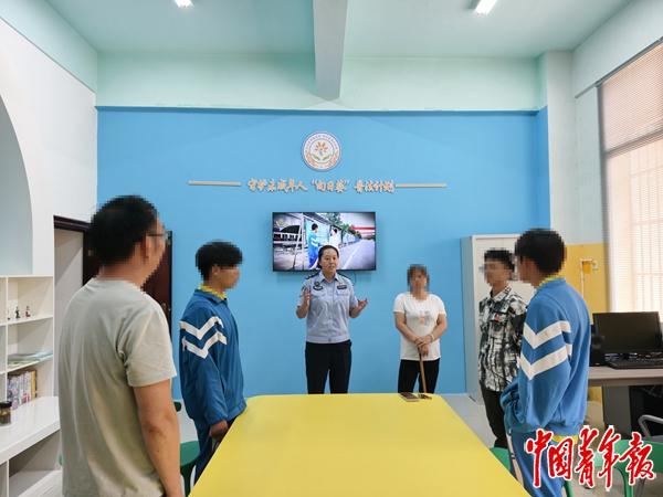 一线|在中缅边境,这群警察当上了“班主任” 一线|在中缅边境,这群警察当上了“班主任”