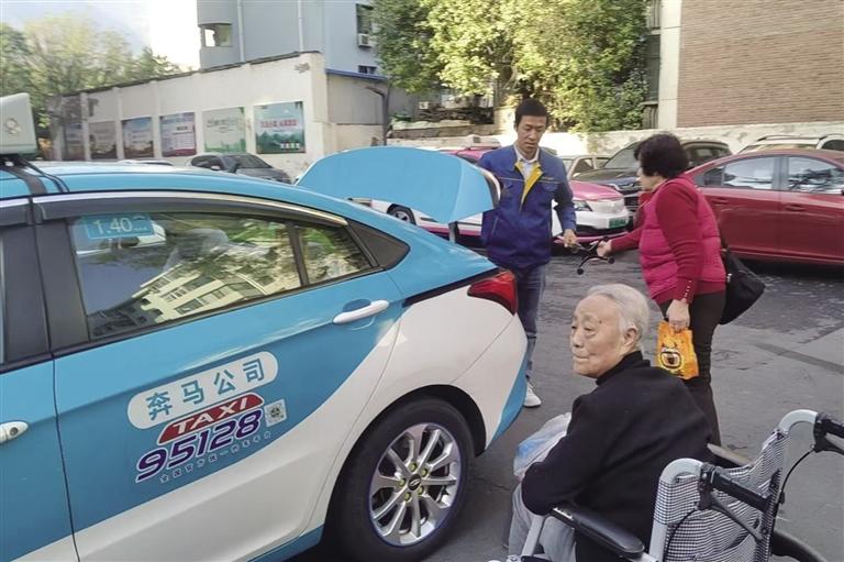 车轮载温情 爱心送就医  兰州奔马雷锋车队帮扶独居老人就诊
