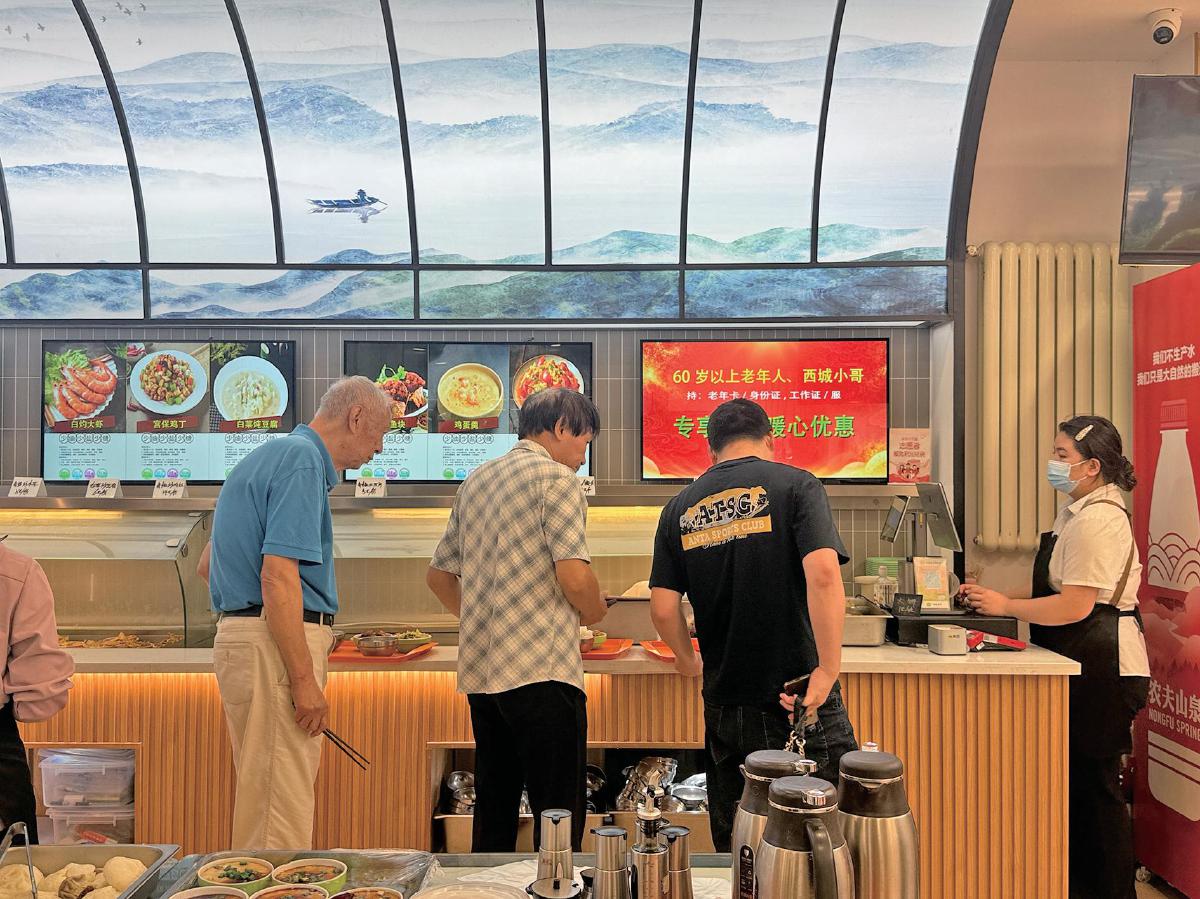 北京市探索“平台+养老”拓展助餐服务方式 骑手、志愿者接力为老人送餐 北京市探索“平台+养老”拓展助餐服务方式 骑手、志愿者接力为老人送餐