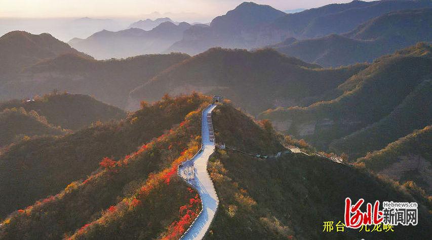 河北秋冬“双拼”上线:赏红叶玩冰雪,主打一个“不烧心” 河北秋冬“双拼”上线:赏红叶玩冰雪,主打一个“不烧心”