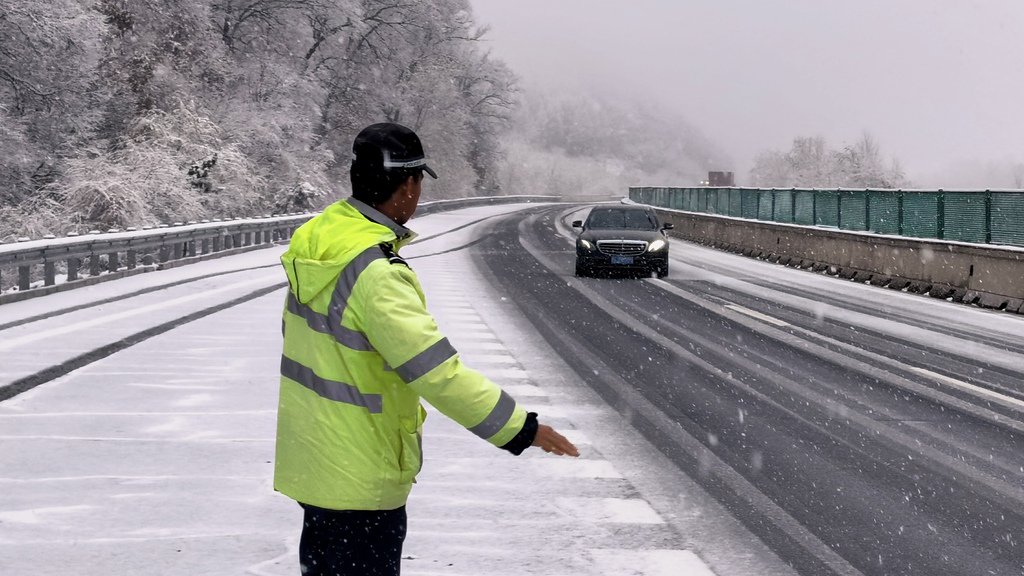 高速公路迎降雪天气 河北高速交警二支队全力守护雪天出行路 高速公路迎降雪天气 河北高速交警二支队全力守护雪天出行路