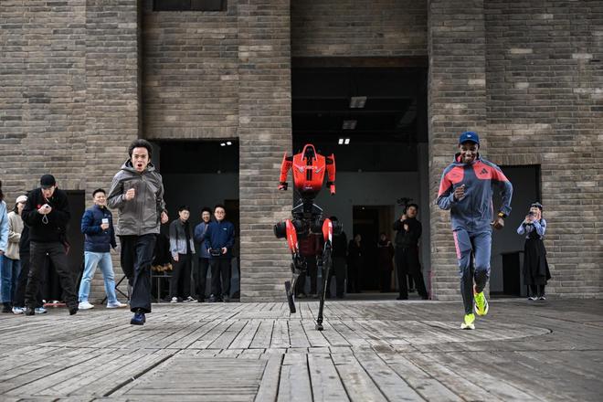 荣耀闪电与萨维、赵家驹线下同框,人与机器人同台赛跑 荣耀闪电与萨维、赵家驹线下同框,人与机器人同台赛跑