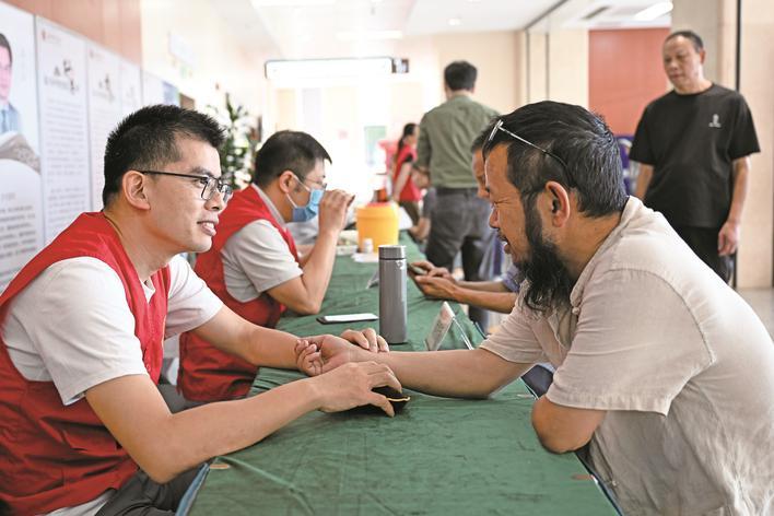 为非遗传承人 送上中医健康礼