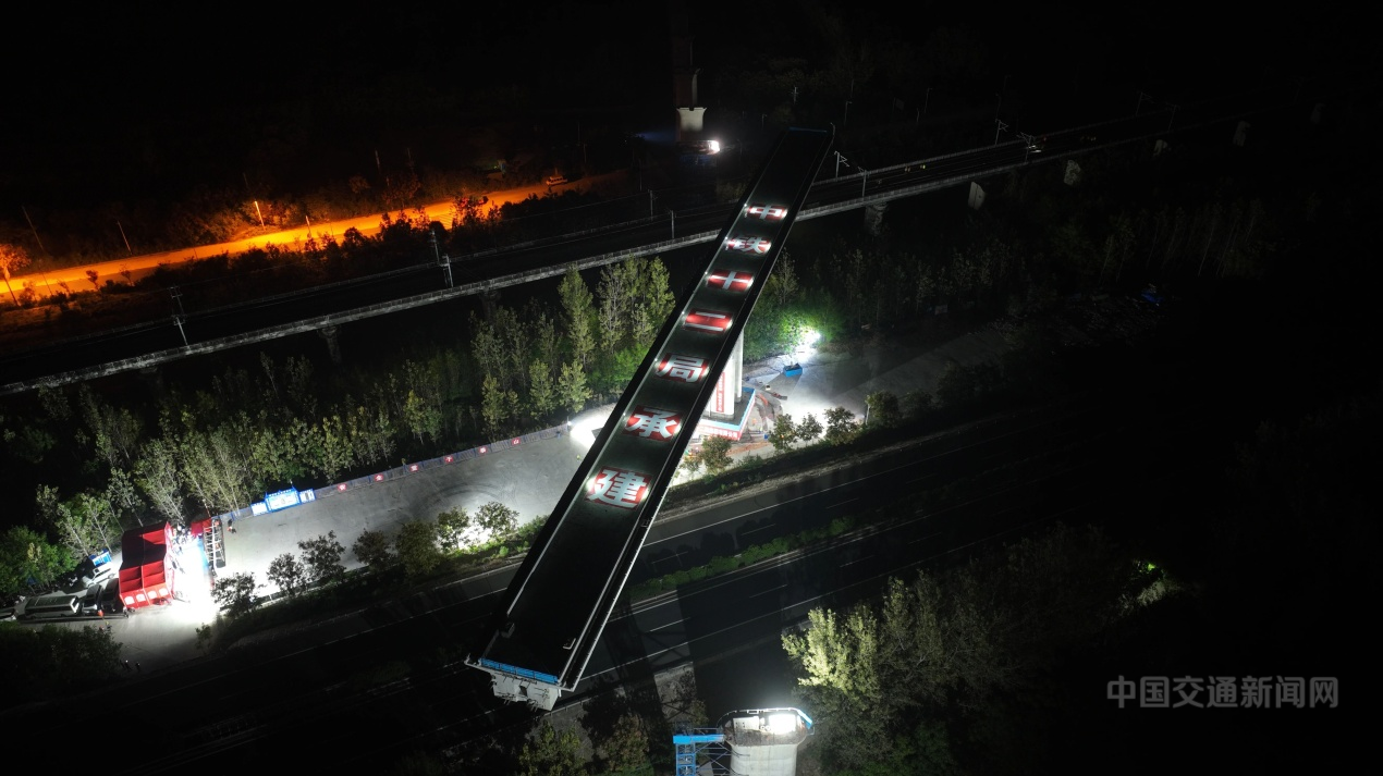 潍宿高铁全线首个上跨万吨级转体梁成功转体 潍宿高铁全线首个上跨万吨级转体梁成功转体