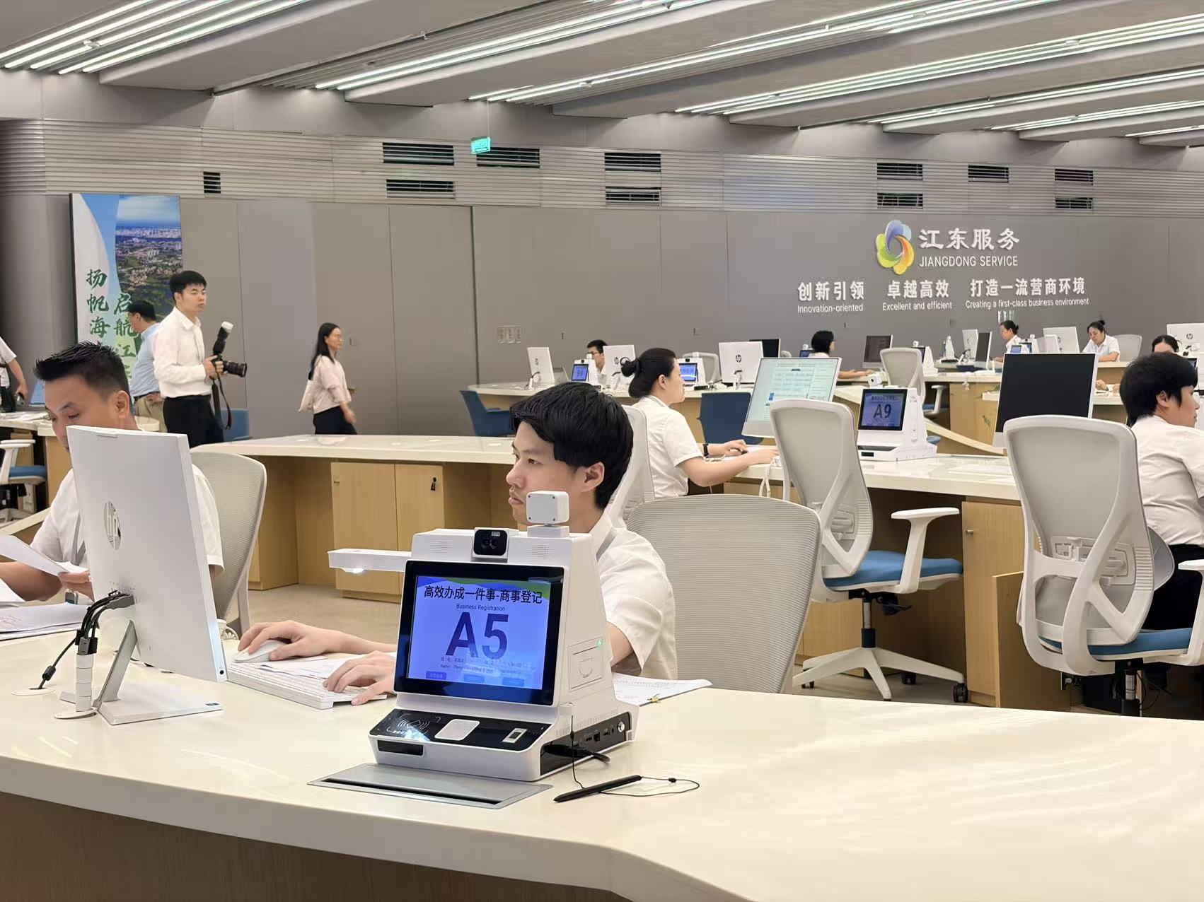 海口江东新区实现政务服务不过江丨活力中国调研行 海口江东新区实现政务服务不过江丨活力中国调研行