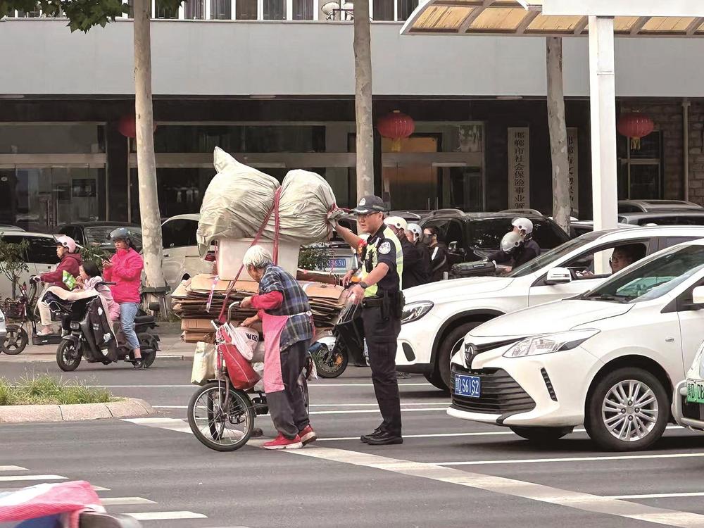 铁骑边箱藏“宝” 小小空瓶暖心