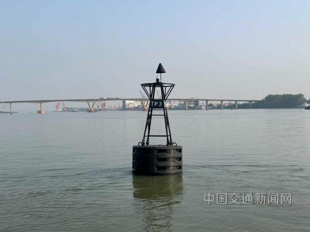 【江苏】长江镇江航道处自主研制新材料浮标投用