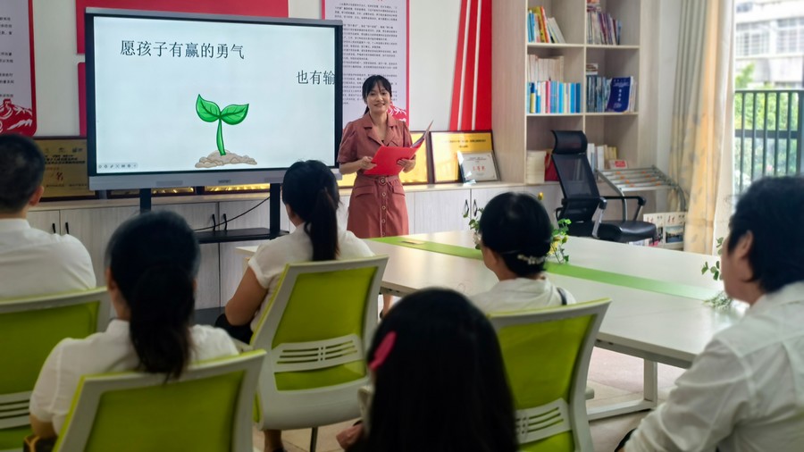章贡“红教员”传经送宝 家园携手护幼儿成长 章贡“红教员”传经送宝 家园携手护幼儿成长