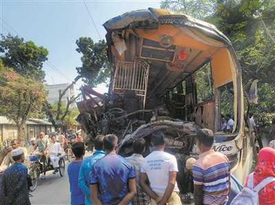 孟加拉国一客车与卡车相撞致至少14人死亡