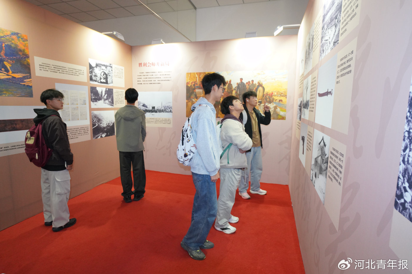 “巍峨丰碑——纪念中国工农红军长征胜利90周年图片展”启幕