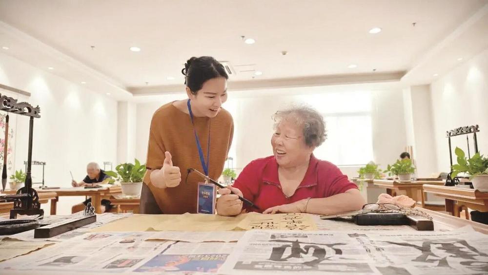 年轻人住进养老院： “代际共居”带来哪些新变化