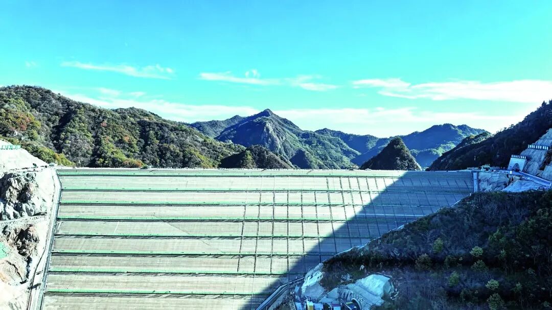 国网新源抚宁电站上水库大坝填筑到顶