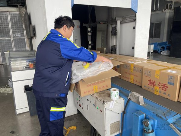 济南机场打造异地货站生鲜空运标杆 千吨大闸蟹“飞”向全国
