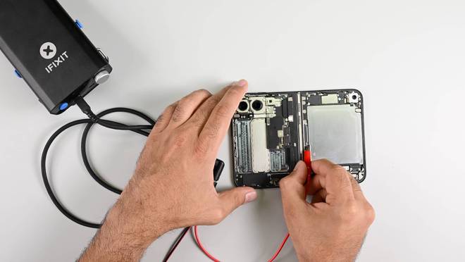 iPhone Duo 拆解：最好修的折叠 iPhone，就是别撕膜