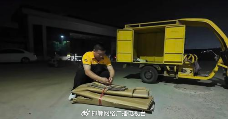 夜晚九点的馆陶，一摞纸箱是快递员最温柔的收工仪式