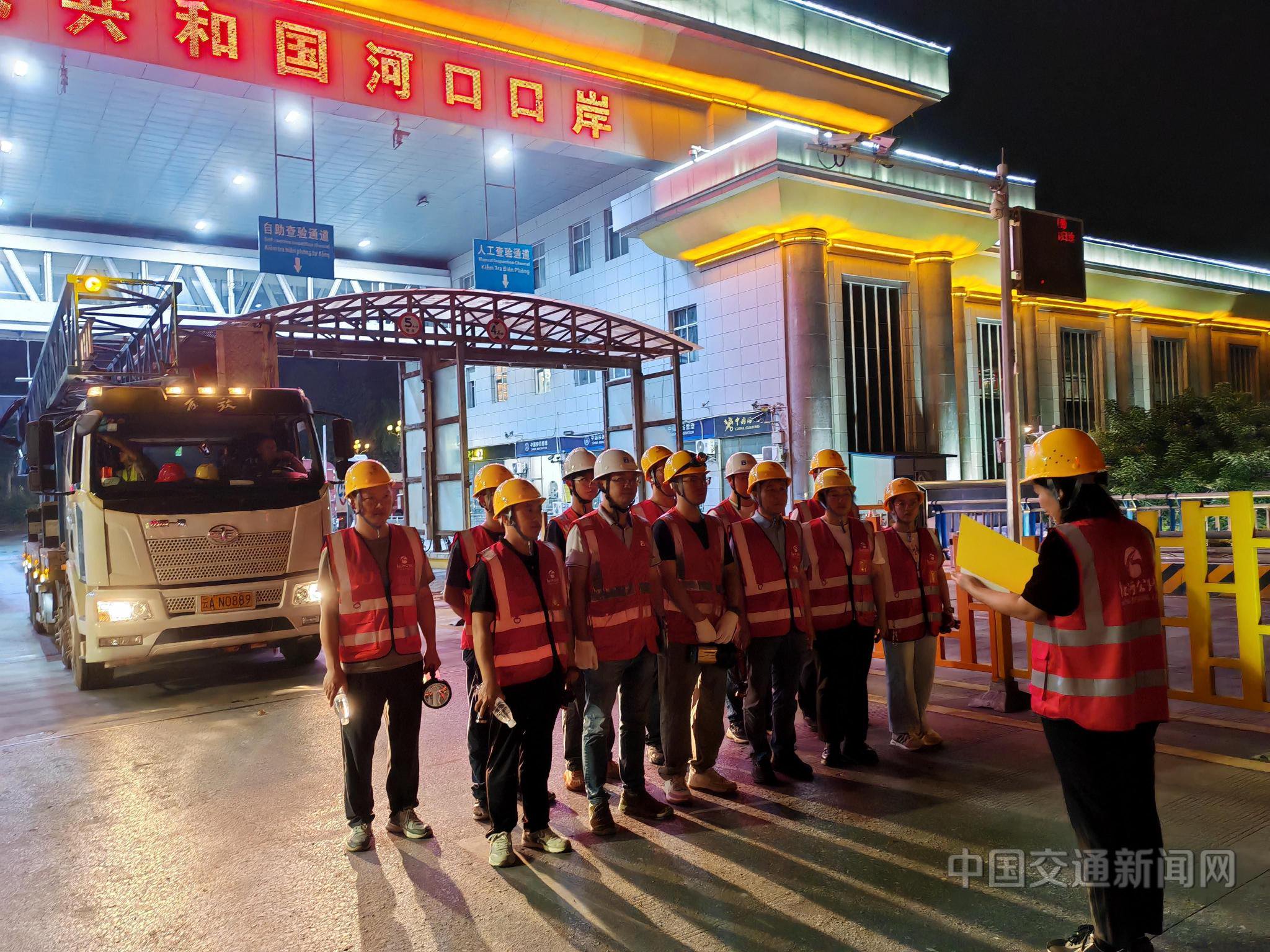 云南首次开展河口两座公路界河桥全桥跨境检测