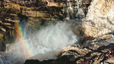 黄河壶口瀑布“彩虹飞渡”