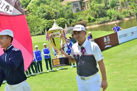 第七届冠军球队:撼路者·FGA队代表黄琳先生携奖杯入场