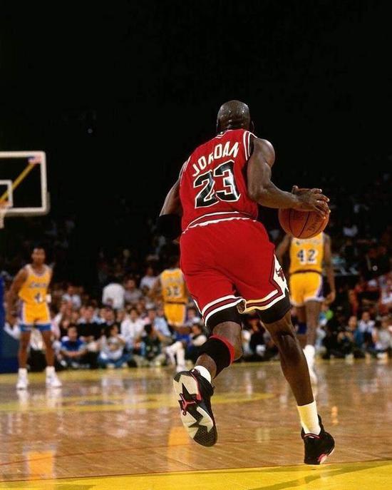 最后5秒落后1分 乔丹科比詹姆斯把球给谁?_N