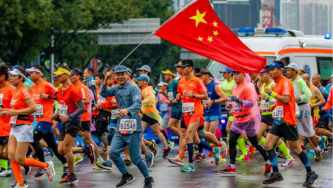 2018广州马拉松鸣枪开跑