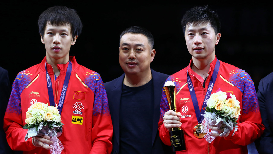 中乒赛马龙夺冠刘国梁为其颁奖