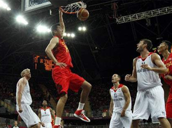 伦敦健身房起火 20余人穿泳衣逃离_新浪视频