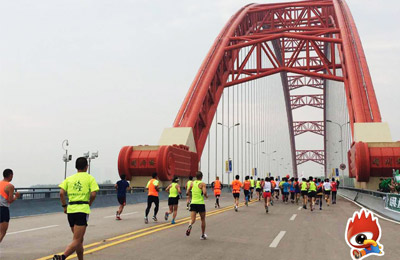 浪眼看汉马：跑者通过武汉长江大桥(图)
