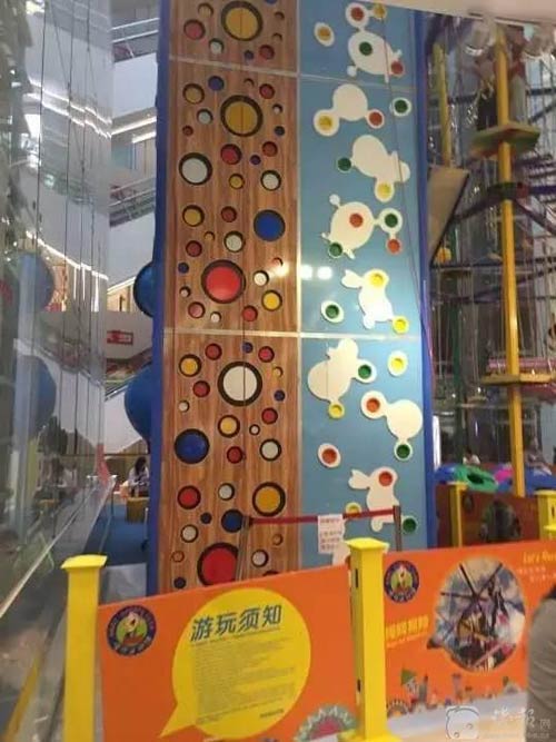 杭州12岁女孩从攀岩墙摔下骨折