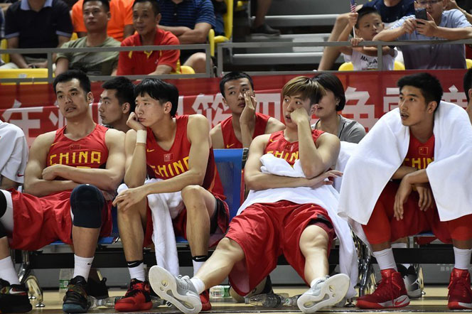 国奥热身惨败美国24分 替补席“众生相”