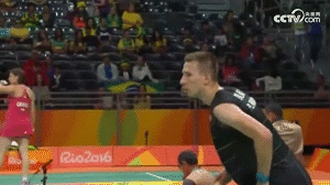 gif 正文   8月13日,里约奥运会羽毛球男单小组赛,谌龙迎战德滋克.