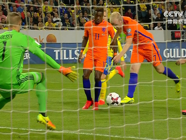 荷兰精妙配合险破门