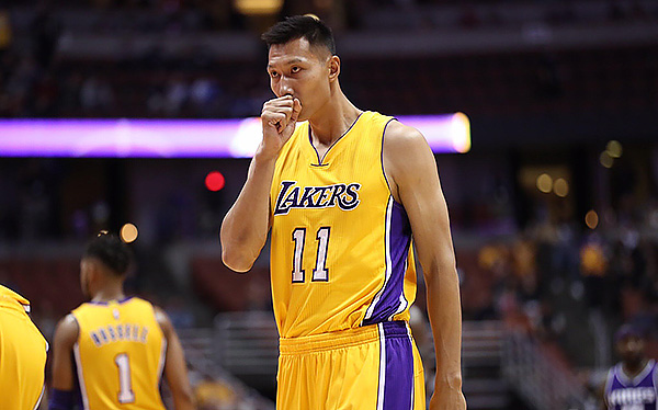 易建联首秀3分钟2板湖人大胜国王