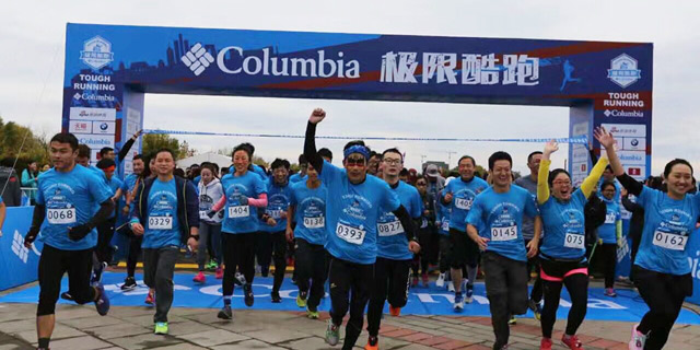 跑者跨越障碍勇者无畏