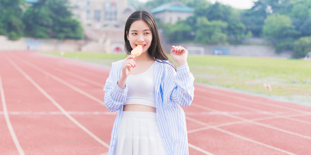 华师大校花操场秀酥胸获赞妩媚女神