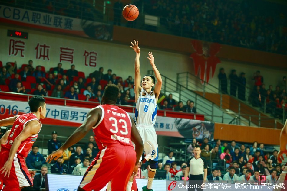 刚刚结束的一场比赛中,青岛队主场89-88险. 来