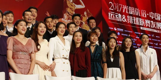 女排全明星盛装出席集体走秀