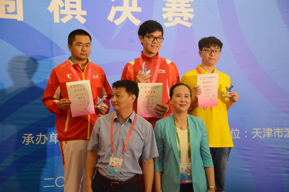 全运会围棋颁奖柯洁一身喜庆