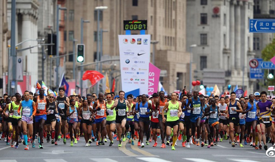 上海马拉松鸣枪起跑