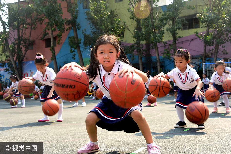 活动结束后，孩子们将篮球高高举过头顶，脸上洋溢着灿烂满足的笑容，展现了运动带来的纯粹快乐