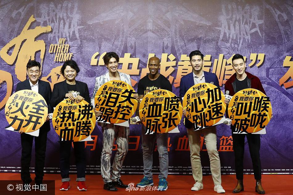 锦荣、王阳明、高以翔三位型男并肩而立，他们西装笔挺面带微笑，高海拔组合瞬间成为发布会焦点，举手投足间散发着职业球员般的自信魅力