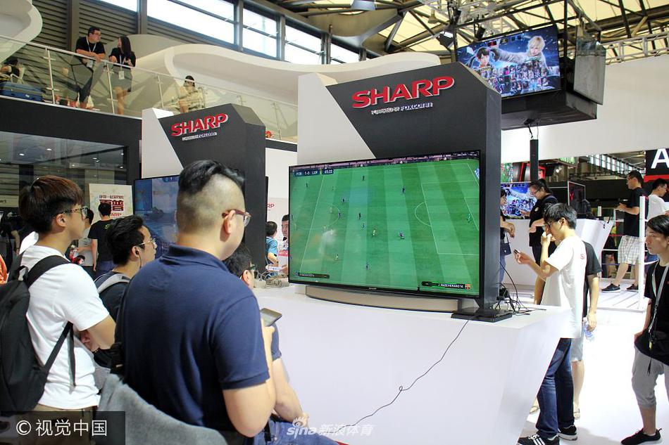 随着动感的音乐,篮球宝贝们排成一列,整齐划一地做出运球动作。她们自信的表情和整齐的队形变换,展现出团队惊人的默契和专业的舞蹈功底。