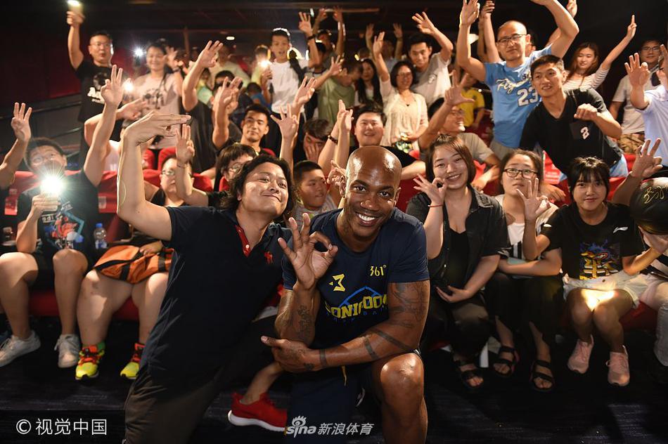 篮球巨星斯蒂芬·马布里现身南京影城，他身着休闲装，面带标志性的微笑向热情欢呼的球迷挥手示意，眼神中充满了对这座城市的热爱。