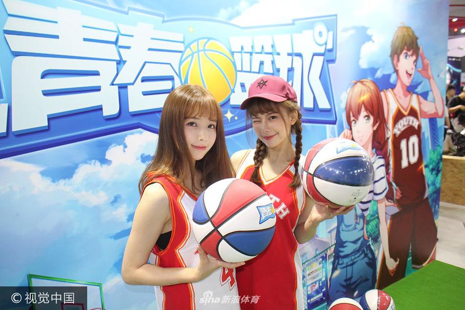 几位篮球宝贝背对背站成一个圆圈,她们脸上洋溢着灿烂的笑容,默契地拍打着手中的篮球,富有节奏感的声音仿佛一曲动感的夏日协奏曲。